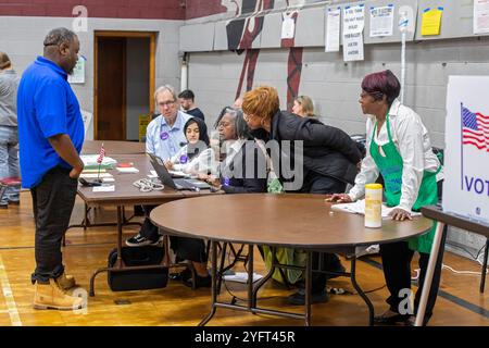 Detroit, Michigan, États-Unis. 5 novembre 2024. Les responsables électoraux étudient leur compouter alors que les électeurs votent lors de l'élection présidentielle de 2024 à l'église luthérienne de Bethany. Crédit : Jim West/Alamy Live News Banque D'Images