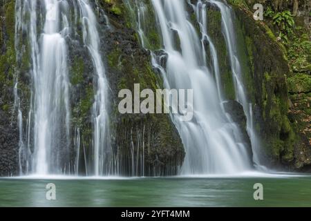 Cascade de la source du Lison dans un havre de paix avec sa cascade entourée de forêt. Nans-sous-Sainte-Anne, Doubs, Bourgogne-Franche-Co Banque D'Images