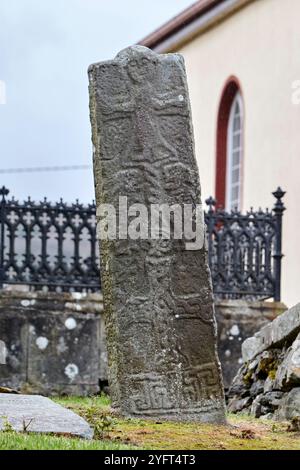 pilier pierre de souci dans le sol de l'église donagh église d'irlande église construite sur le site de l'église fondée par st patrick carndonagh, Banque D'Images