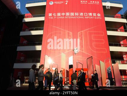Shanghai. 5 novembre 2024. Les gens visitent la septième exposition internationale d'importation de Chine (CIIE) au National Exhibition and Convention Center (Shanghai) dans l'est de la Chine Shanghai, le 5 novembre 2024. La dernière édition du CIIE, la première exposition nationale consacrée aux importations, a ouvert mardi à Shanghai. Crédit : Xu Liang/Xinhua/Alamy Live News Banque D'Images