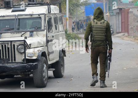 Srinagar, Cachemire. 1er novembre 2020. Les manifestants affrontent les forces indiennes dans la région de Rangreth, à la périphérie de Srinagar, près du site d'une rencontre meurtrière entre militants et forces de sécurité dimanche. Le commandant en chef du Hizbul Mujahideen, Saifullah Mir, a été tué dimanche dans une fusillade avec la police et les forces de sécurité à Srinagar Banque D'Images