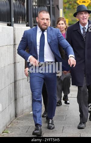 Le combattant des arts martiaux mixtes Conor McGregor devant la haute Cour de Dublin, où il comparaît pour une affaire de blessures corporelles contre lui. Date de la photo : mardi 5 novembre 2024. Banque D'Images