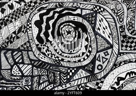 Œuvres d'art abstraites détaillées en noir et blanc avec des motifs géométriques tourbillonnants et des motifs complexes, créant une sensation de mouvement et de complexité. Banque D'Images