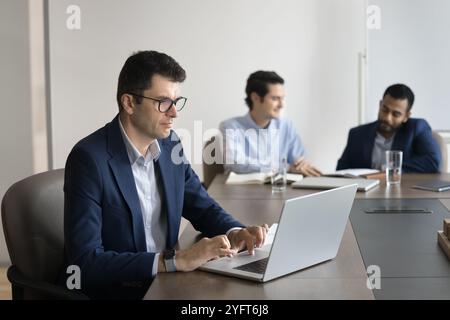 Homme professionnel d'affaires d'âge moyen concentré travaillant à l'ordinateur portable Banque D'Images