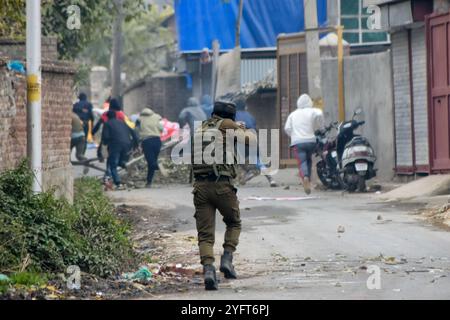 Srinagar, Cachemire. 1er novembre 2020. Les manifestants affrontent les forces indiennes dans la région de Rangreth, à la périphérie de Srinagar, près du site d'une rencontre meurtrière entre militants et forces de sécurité dimanche. Le commandant en chef du Hizbul Mujahideen, Saifullah Mir, a été tué dimanche dans une fusillade avec la police et les forces de sécurité à Srinagar Banque D'Images