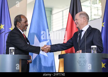 Berlin, Allemagne. 05 novembre 2024. Le chancelier fédéral Olaf Scholz et le président somalien Hassan Sheikh Mohamud se serrent la main lors d'une conférence de presse à la Chancellerie. Le président somalien est en visite en Allemagne. Crédit : Hannes P. Albert/dpa/Alamy Live News Banque D'Images