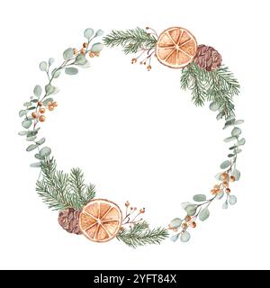 Couronne de Noël avec plantes d'hiver et tranches d'orange sèches. Cadre circulaire. Illustration botanique dessinée à la main de branches de sapin, d'eucalyptus et de cônes de pin Banque D'Images