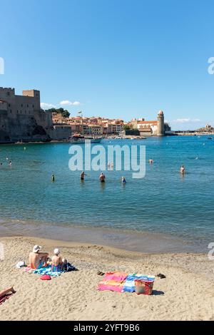 Vue de la plage de Collioure avec Eglise notre Dame dea Anges en arrière-plan, Pyrénées Orientales, Roussillon, Occitanie, France, Europe Banque D'Images