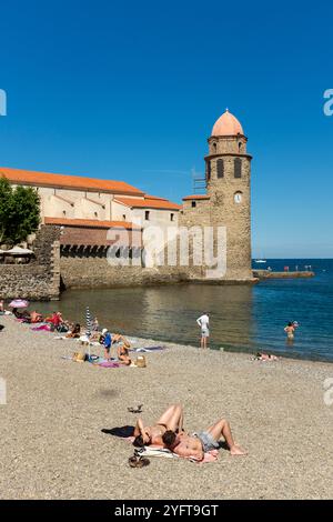 Vue de la plage de Collioure avec Eglise notre Dame dea Anges en arrière-plan, Pyrénées Orientales, Roussillon, Occitanie, France, Europe Banque D'Images
