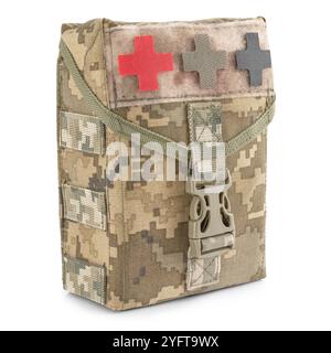 Trousse de premiers soins en camouflage pixel. Équipement tactique militaire pour paramédics. Banque D'Images