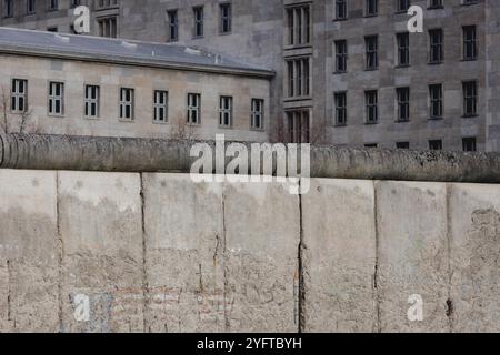 Vestiges du mur de Berlin sur la Niederkirchnerstrasse, prise à Berlin, le 5 novembre 2024. Cette semaine marque le 35e anniversaire de la chute du mur de Berlin. Banque D'Images