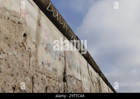 Vestiges du mur de Berlin sur la Niederkirchnerstrasse, prise à Berlin, le 5 novembre 2024. Cette semaine marque le 35e anniversaire de la chute du mur de Berlin. Banque D'Images