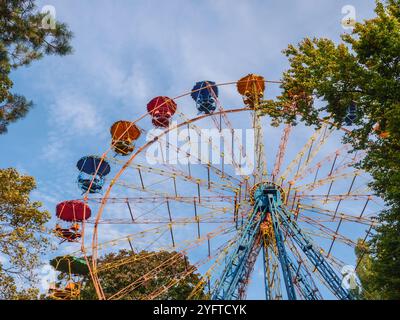 Roue d'observation panoramique colorée de l'ère soviétique sur une journée d'automne ensoleillée dans une ville urbaine parc Peremohy à Kiev, Ukraine. Banque D'Images