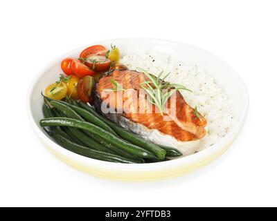 Savoureux steak de saumon grillé avec riz et légumes isolés sur blanc Banque D'Images