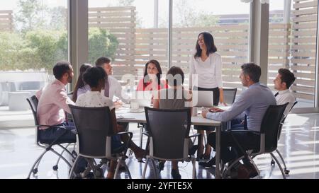 Réunion de l'équipe d'affaires multiculturelles autour d'une table dans le bureau ouvert moderne ensemble Banque D'Images