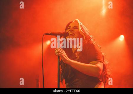 Aarhus, Danemark. 01 novembre 2024. La chanteuse néerlandaise Charlotte Wessels donne un concert au train à Aarhus. Banque D'Images