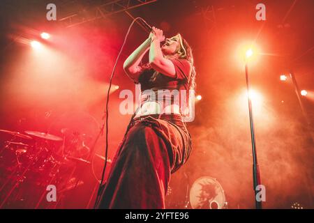 Aarhus, Danemark. 01 novembre 2024. La chanteuse néerlandaise Charlotte Wessels donne un concert au train à Aarhus. Banque D'Images