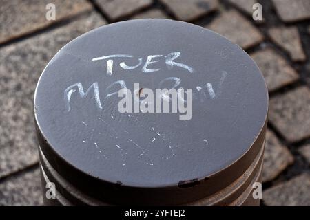 Marseille, France. 03 Nov, 2024. Vue d'une borne anti-stationnement avec inscription 'tuer Macron'. Tag contre Macron à Marseille, France. (Photo Gerard Bottino/SOPA images/SIPA USA) crédit : SIPA USA/Alamy Live News Banque D'Images