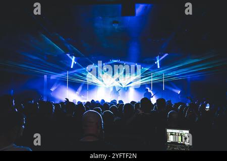 Aarhus, Danemark. 01 novembre 2024. Le groupe danois de metal progressif Vola donne un concert au train à Aarhus. Banque D'Images