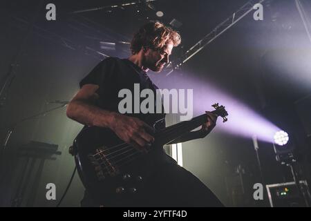 Aarhus, Danemark. 01 novembre 2024. Le groupe danois de metal progressif Vola donne un concert au train à Aarhus. Banque D'Images