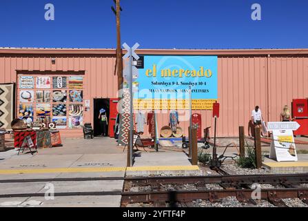 El Museo Cultural Mercado, marché de week-end couvert avec de nombreux stands, au Railyard au Nouveau-Mexique, États-Unis Banque D'Images