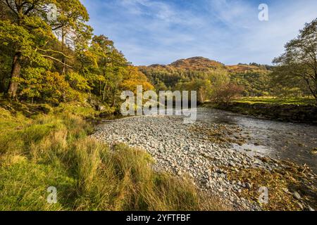 La rivière Derwent coule à travers Borrowdale, Lake District, Cumbria, Angleterre Banque D'Images