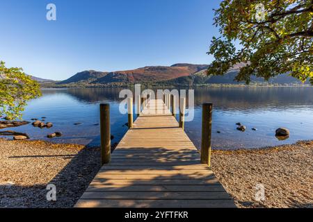 Jetée de High Brandelhow sur la rive de Derwent Water, Lake District, Cumbria, Angleterre Banque D'Images