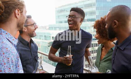 Réunion de l'équipe d'affaires multiculturelle à l'extérieur pour prendre un verre après le travail sur le toit du bureau ou au bar Banque D'Images