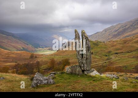 The Praying Hands of Mary est un célèbre rocher fendu au-dessus de Glen Lyon dans les Highlands écossais Banque D'Images