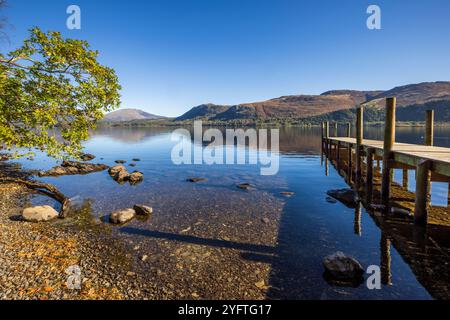 Jetée de High Brandelhow sur la rive de Derwent Water, Lake District, Cumbria, Angleterre Banque D'Images