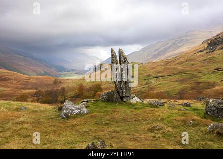 The Praying Hands of Mary est un célèbre rocher fendu au-dessus de Glen Lyon dans les Highlands écossais Banque D'Images