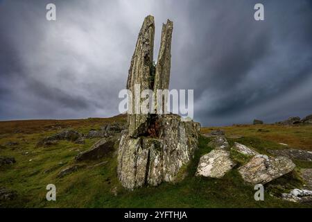 The Praying Hands of Mary est un célèbre rocher fendu au-dessus de Glen Lyon dans les Highlands écossais Banque D'Images