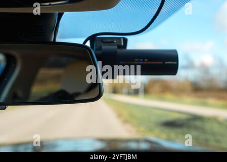 Vue intérieure de la voiture avec BlackVue Dashcam sur rural Road Banque D'Images