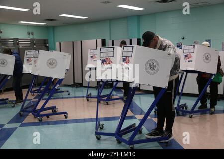 New York, États-Unis. 5 novembre 2024. Les électeurs sont vus dans un bureau de vote lors de l'élection présidentielle américaine de 2024 dans le Queens, New York, États-Unis, 5 novembre 2024. Crédit : Liu Yanan/Xinhua/Alamy Live News Banque D'Images