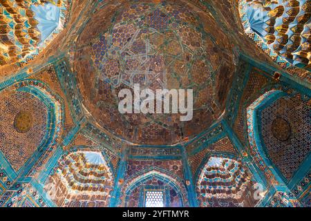 Intérieur impressionnant du mausolée usto Ali Nesefi. Construit par l'architecte Ali de Nasaf (Karshi) dans les années 60-70s du XIVe siècle. Shah-i-Zinda, Shohizinda Banque D'Images