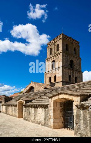 L'ancienne tour de l'église Saint Trophime, Arles, Provence, France, vue d'en haut du cloître Banque D'Images