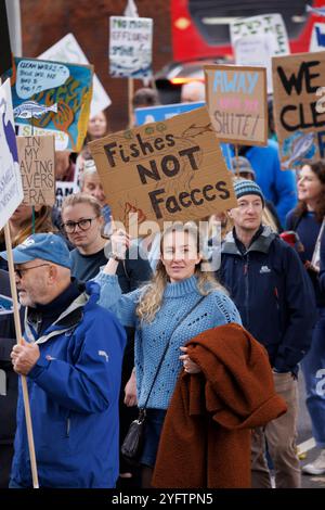 3 novembre 2024, mars pour Clean Water, Londres, Royaume-Uni. March for Clean Water à Londres est un événement unique organisé par River action pour adresser une pétition au gouvernement pour obtenir de l'eau potable dans tout le Royaume-Uni. L'action fluviale dit : 'L'eau, c'est la vie. Pourtant, ici, en Grande-Bretagne, il est sous assistance vitale. Nous marchons pour réclamer notre droit à une eau propre, saine et abondante pour tous les habitants du Royaume-Uni. La marche pour l'eau potable est un rassemblement national de tous ceux qui sont concernés et indignés par l'état de nos voies navigables. Ensemble, nous pouvons résoudre cette urgence de santé publique en exigeant que le nouveau gouvernement applique la loi actuelle Banque D'Images