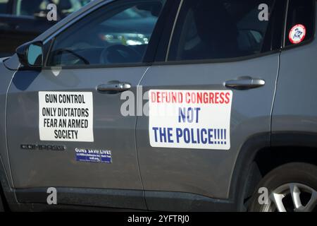 Alexandria, Virginie, États-Unis. 5 novembre 2024. Pro Gun et Pro police signe affiché sur une voiture pendant le jour de l'élection 2024 à Hayfield Secondary School à Alexandria, Virginie, le 5 novembre 2024. Crédit : Mpi34/Media Punch/Alamy Live News Banque D'Images