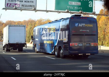 Alexandria, Virginie, États-Unis. 5 novembre 2024. Vue d'un autobus de vote de la Fédération américaine des enseignants vu sur l'autoroute le jour de l'élection 2024 à Alexandria, Virginie, le 5 novembre 2024. Crédit : Mpi34/Media Punch/Alamy Live News Banque D'Images