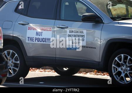 Alexandria, Virginie, États-Unis. 5 novembre 2024. Pro Gun et Pro police signe affiché sur une voiture à Hayfield Secondary School pendant le jour des élections 2024 à Alexandria, Virginie, le 5 novembre 2024. Crédit : Mpi34/Media Punch/Alamy Live News Banque D'Images