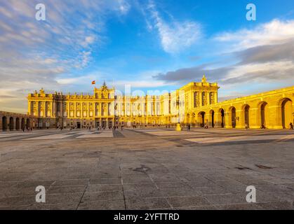 Façade principale du Palais Royal sous un coucher de soleil chaud, Madrid, Espagne. Banque D'Images