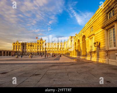 Façade principale du Palais Royal sous un coucher de soleil chaud, Madrid, Espagne. Banque D'Images