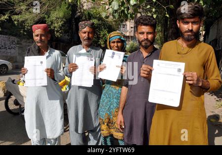 Les habitants de Hosri organisent une manifestation de protestation contre l'autoritarisme des responsables influents du commissariat de police de Kotri, au club de presse d'Hyderabad le mardi 5 novembre 2024. Banque D'Images