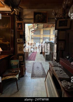 Un magasin d'antiquités confortable rempli d'objets vintage, de meubles et de peintures encadrées, créant une ambiance accueillante et nostalgique Banque D'Images