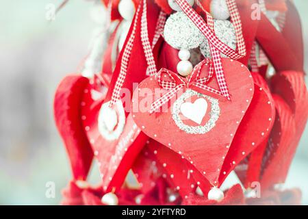 beaux coeurs en bois sur cordes Banque D'Images