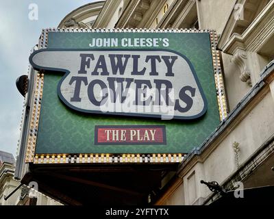 Fawlty Towers jouant au théâtre Apollo dans le West End. Banque D'Images