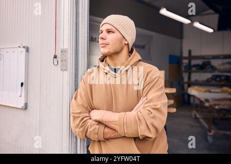 Portrait de travailleur masculin debout dans la porte de l'atelier de béton Banque D'Images