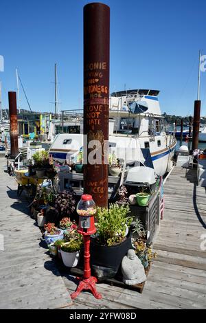 Cheminée en métal rouillé décorée à côté des péniches dans le port. Banque D'Images