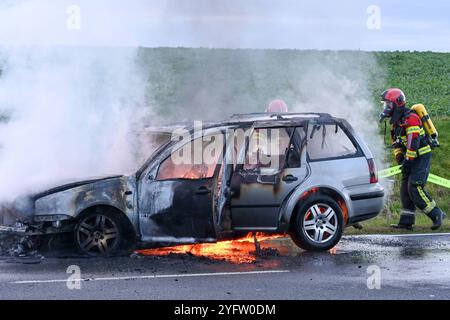 Leisnig - 38-jähriges Löschfahrzeug kaputt Feuerwehr kann Pkw-Brand zunächst nicht löschen, Kameraden verägert 02.11.2024 gegen 15,45 Uhr Leisnig OT Minkwitz, Minkwitzer Landstraße Zu einem gefährlichen Feuerwehreinsatz kam es am Samstagnachmittag unweit des mittelsächsischen Leisnig. Gegen 15,45 Uhr wurde die Feuerwehr Leisnig zu einem Pkw-Brand auf die Minkwitzer Landstraße im Ortsteil Minkwitz alarmiert. Dort brannte ein VW einer Frau voll aus, nachdem diese auf dem Weg von Leisnig nach Waldheim bereits unterwegs Kraftstoffgeruch wahrgenommen hatte. Ihren Angaben zufolge kam es auf dem Weg Banque D'Images