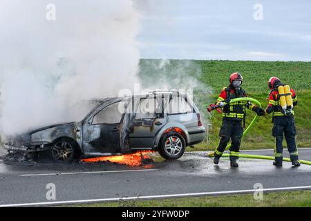 Leisnig - 38-jähriges Löschfahrzeug kaputt Feuerwehr kann Pkw-Brand zunächst nicht löschen, Kameraden verägert 02.11.2024 gegen 15,45 Uhr Leisnig OT Minkwitz, Minkwitzer Landstraße Zu einem gefährlichen Feuerwehreinsatz kam es am Samstagnachmittag unweit des mittelsächsischen Leisnig. Gegen 15,45 Uhr wurde die Feuerwehr Leisnig zu einem Pkw-Brand auf die Minkwitzer Landstraße im Ortsteil Minkwitz alarmiert. Dort brannte ein VW einer Frau voll aus, nachdem diese auf dem Weg von Leisnig nach Waldheim bereits unterwegs Kraftstoffgeruch wahrgenommen hatte. Ihren Angaben zufolge kam es auf dem Weg Banque D'Images